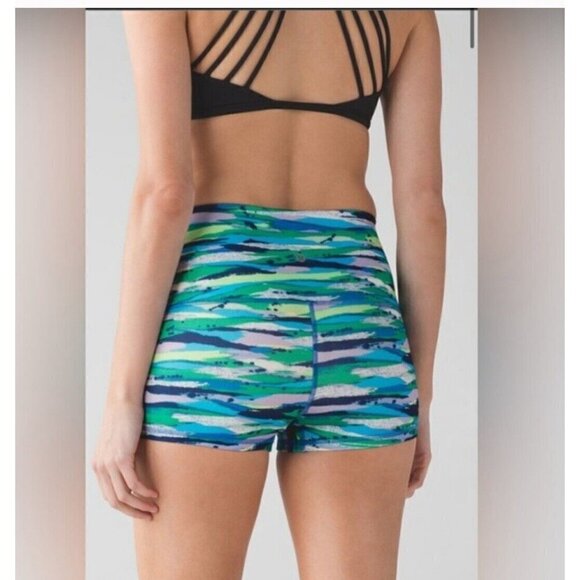Lululemon Full Seven Wonders Multi Boogie shorts Roll Down size 4 - Picture 5 of 11